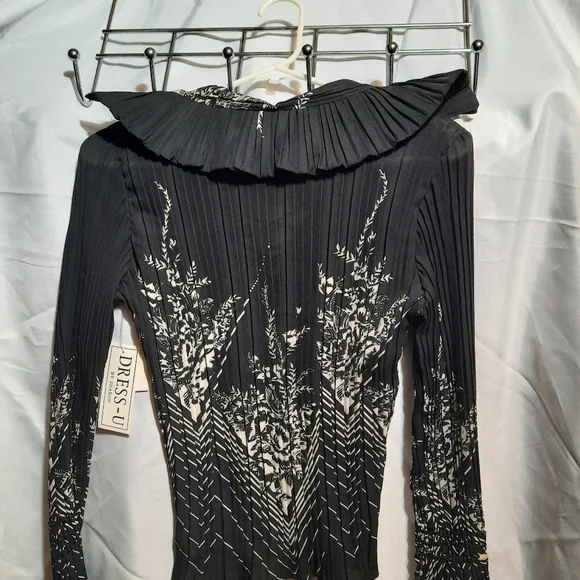 DRESS-U lace up pleated blouse black with ivory floral detail size small - Picture 2 of 2